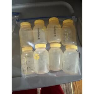 Set of 8 Medela Baby Bottles with Storage Lids (Lot 1) 5 Oz.